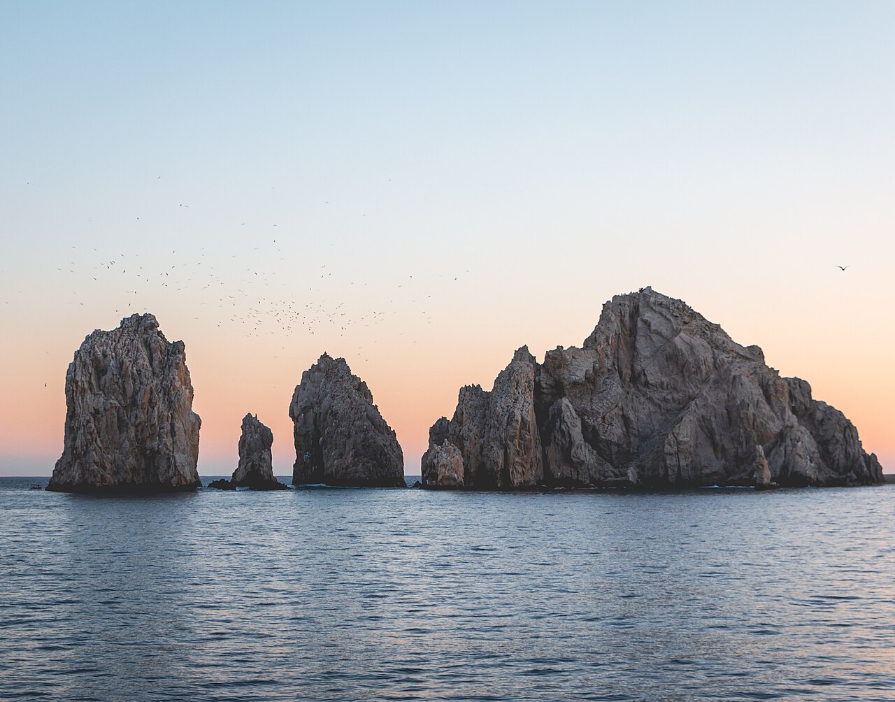 Formaciones rocosas junto al mar en Los Cabos